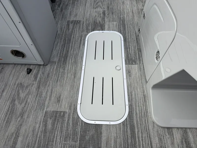 Slide: The Image of Bentley Pontoons Legacy 223 QSB Swingback Tritoon 2026 - 29