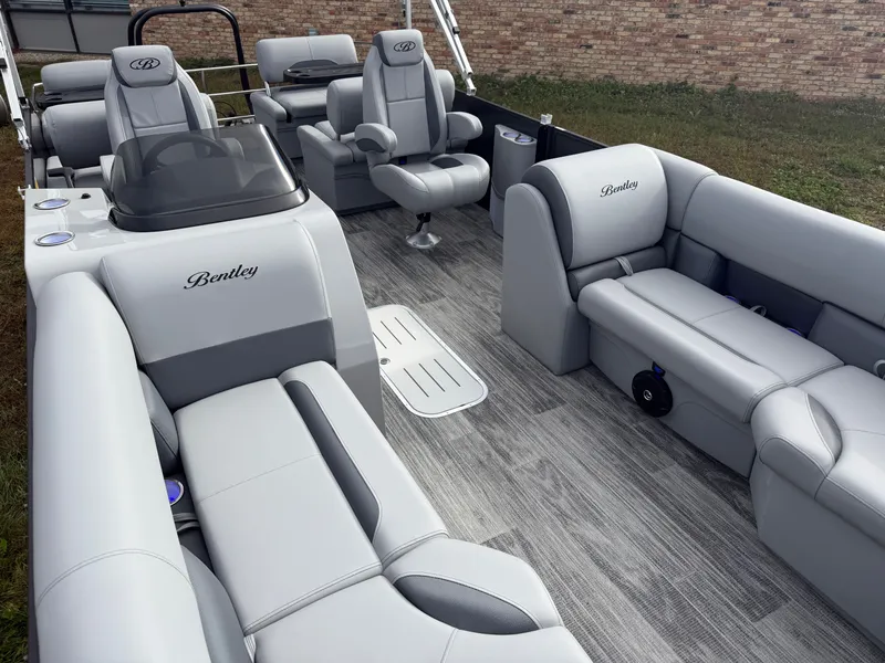 Slide: The Image of Bentley Pontoons Legacy 223 QSB Swingback Tritoon 2026 - 37