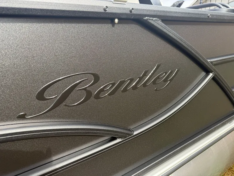 Slide: The Image of Bentley Pontoons Legacy 223 QSB Swingback Tritoon 2026 - 42