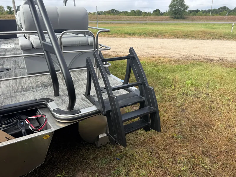 Slide: The Image of Bentley Pontoons Legacy 223 QSB Swingback Tritoon 2026 - 46