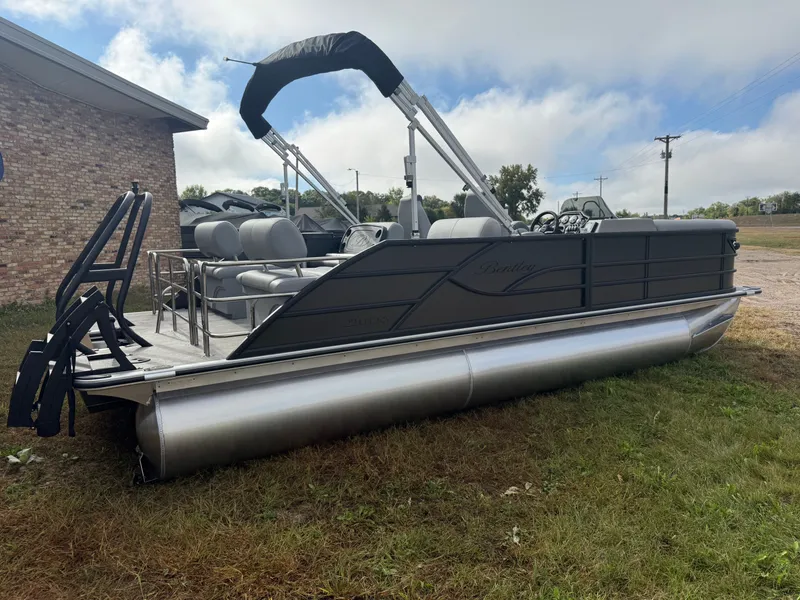 Slide: The Image of Bentley Pontoons Legacy 223 QSB Swingback Tritoon 2026 - 47