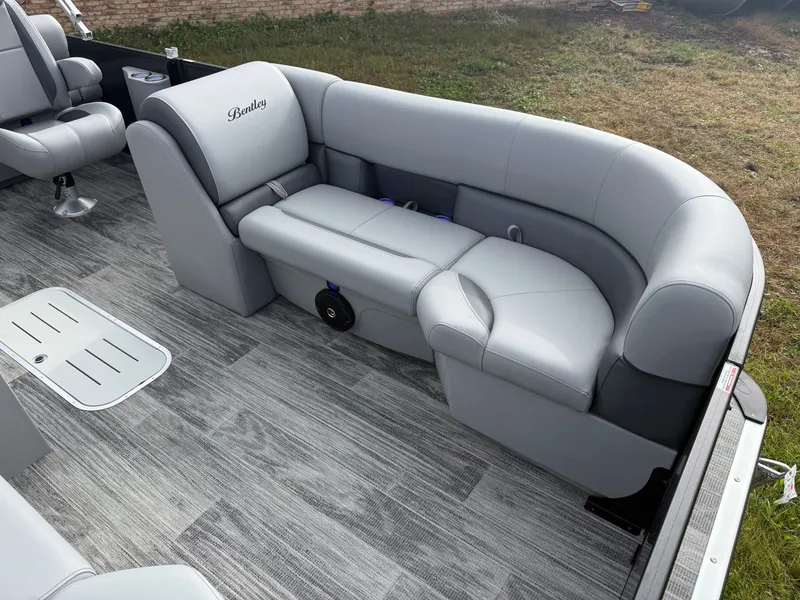 Slide: The Image of Bentley Pontoons Legacy 223 QSB Swingback Tritoon 2026 - 8