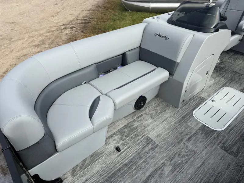 Slide: The Image of Bentley Pontoons Legacy 223 QSB Swingback Tritoon 2026 - 9