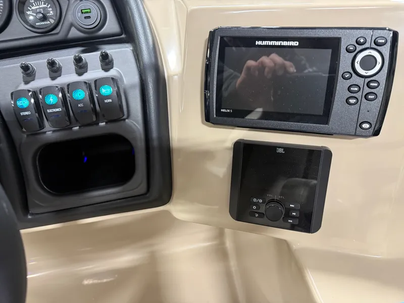 Slide: The Image of Bentley Pontoons Legacy 223 Swingback Tritoon & Honda 4-Stroke EFI 2025 - 16