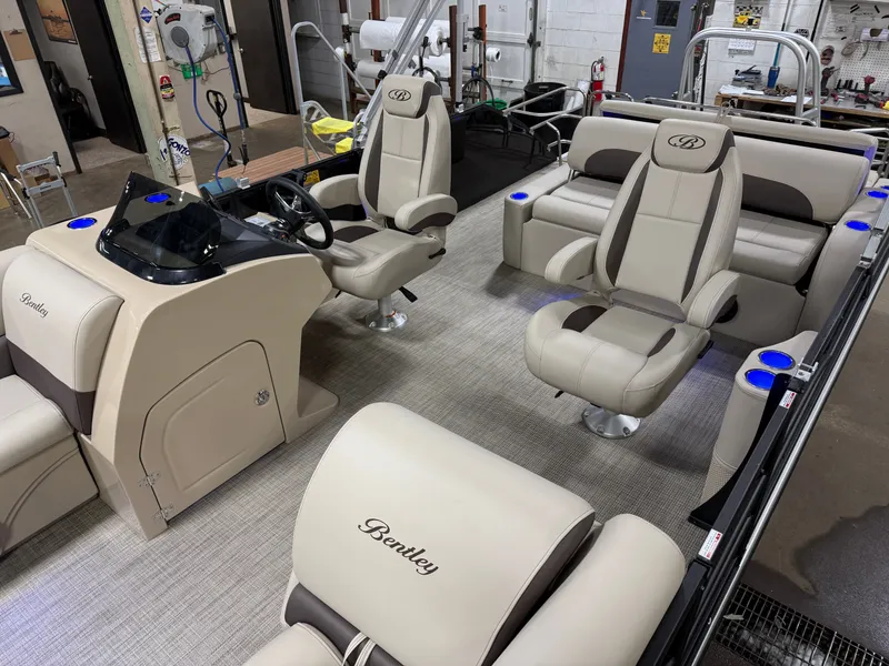 Slide: The Image of Bentley Pontoons Legacy 223 Swingback Tritoon & Honda 4-Stroke EFI 2025 - 4