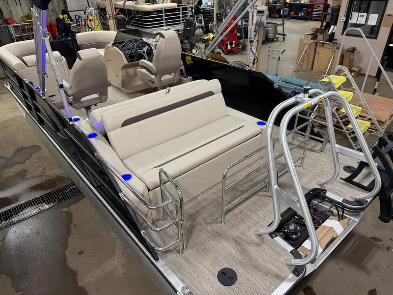 Slide: The Image of Bentley Pontoons Legacy 223 Swingback Tritoon & Honda 4-Stroke EFI 2025 - 43