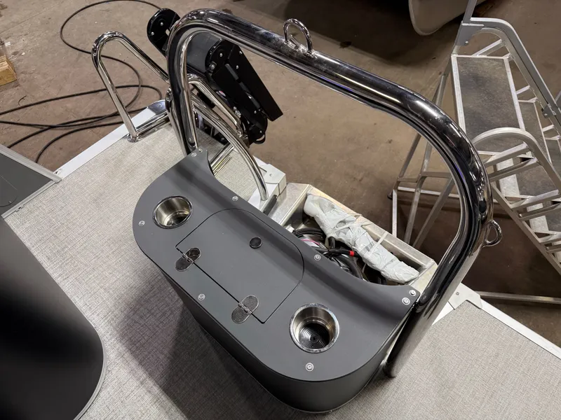 Slide: The Image of Tahoe Cascade 200HP Quad Lounge 2385 Tritoon 2025 - 24