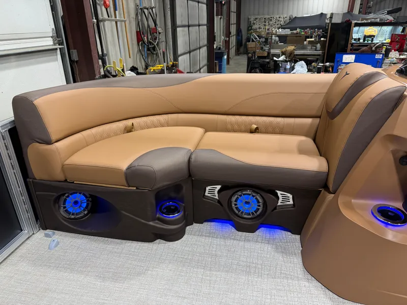 Slide: The Image of Tahoe LTZ 2385 Quad Lounge Tritoon & Honda 4-Stroke EFI 2026 - 30