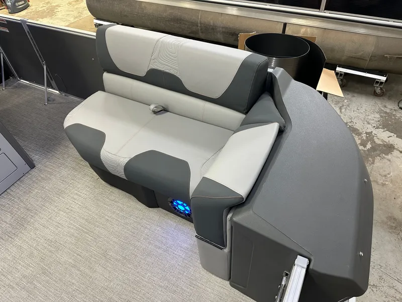 Slide: The Image of Tahoe GEOfish 200HP CRF 2585 Tritoon 2025 - 10