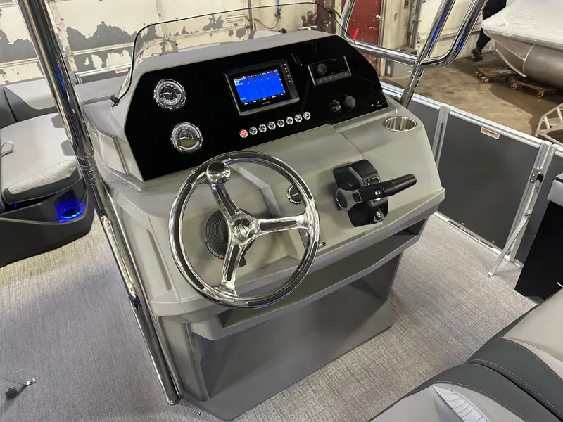 Slide: The Image of Tahoe GEOfish 200HP CRF 2585 Tritoon 2025 - 14