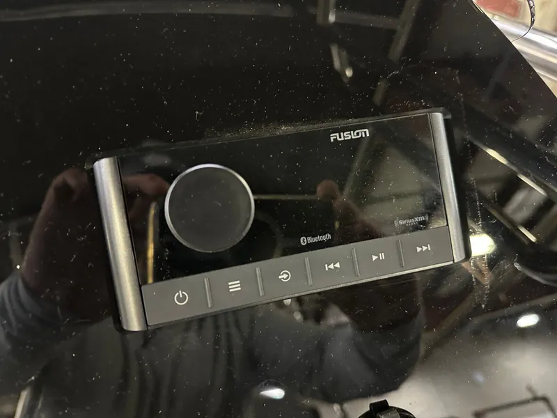 Slide: The Image of Tahoe GEOfish 200HP CRF 2585 Tritoon 2025 - 17