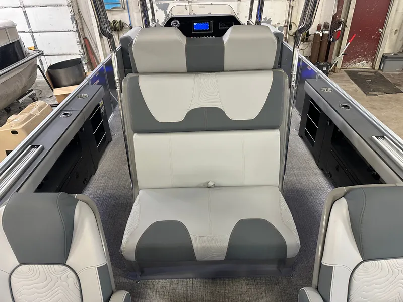 Slide: The Image of Tahoe GEOfish 200HP CRF 2585 Tritoon 2025 - 21