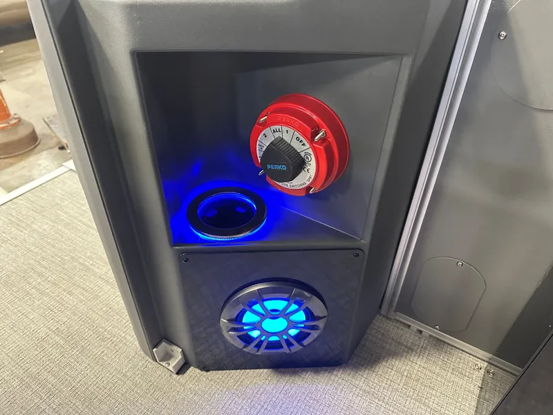 Slide: The Image of Tahoe GEOfish 200HP CRF 2585 Tritoon 2025 - 28