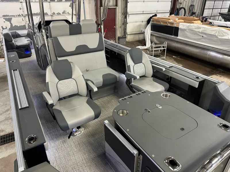 Slide: The Image of Tahoe GEOfish 200HP CRF 2585 Tritoon 2025 - 30