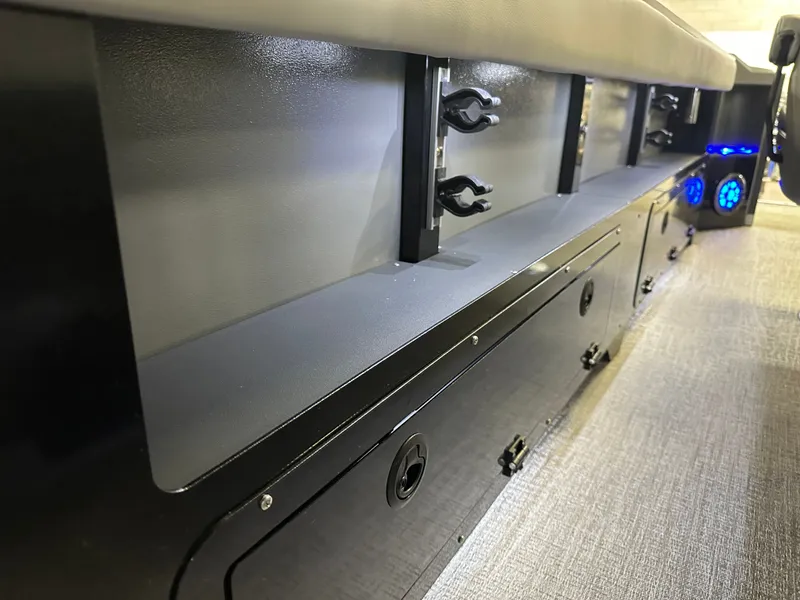 Slide: The Image of Tahoe GEOfish 200HP CRF 2585 Tritoon 2025 - 40