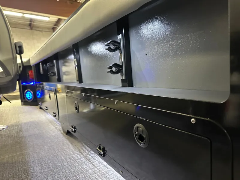 Slide: The Image of Tahoe GEOfish 200HP CRF 2585 Tritoon 2025 - 41