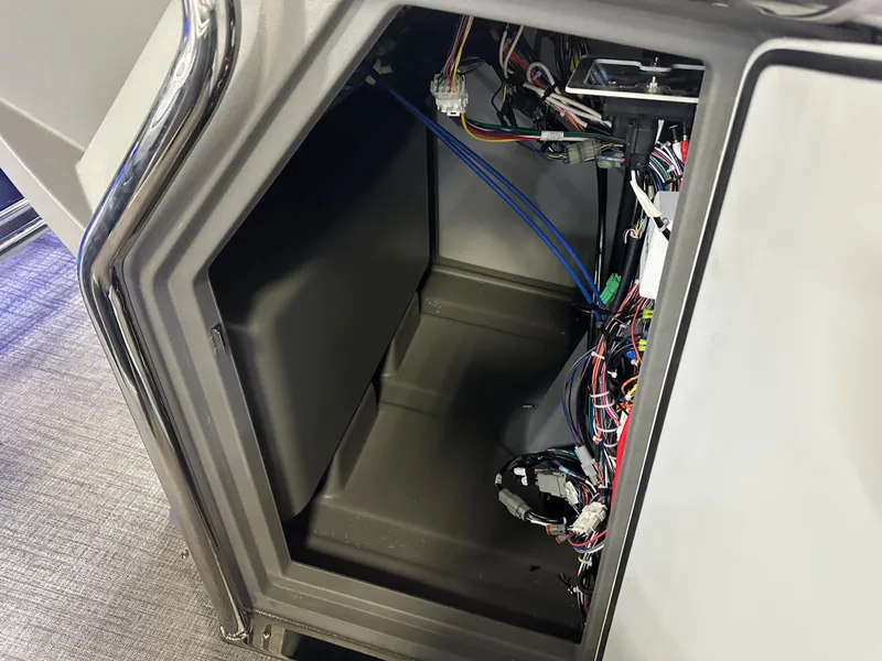 Slide: The Image of Tahoe Geofish CRF 2585 Tritoon & Honda 4-Stroke EFI 2025 - 43