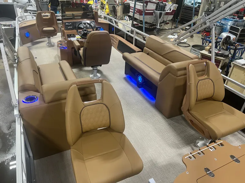 Slide: The Image of Tahoe Sport 2385 Center Console Fish Tritoon & Honda 4-Stroke EFI 2026 - 32