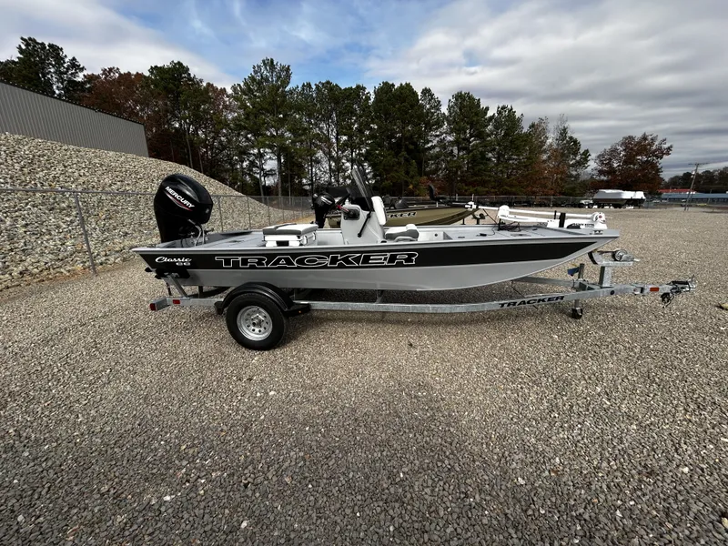 The Image of Tracker Bass Tracker Classic CC 2026 - 1