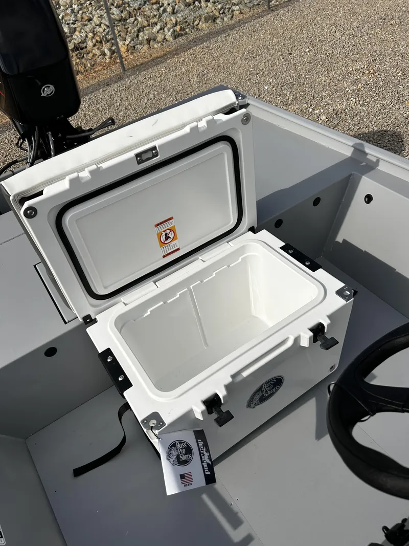 Slide: The Image of Tracker Bass Tracker Classic CC 2026 - 11