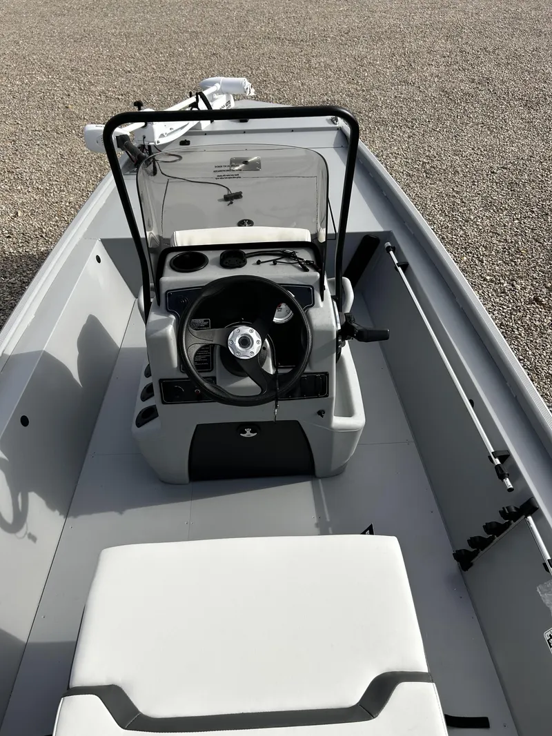 Slide: The Image of Tracker Bass Tracker Classic CC 2026 - 5