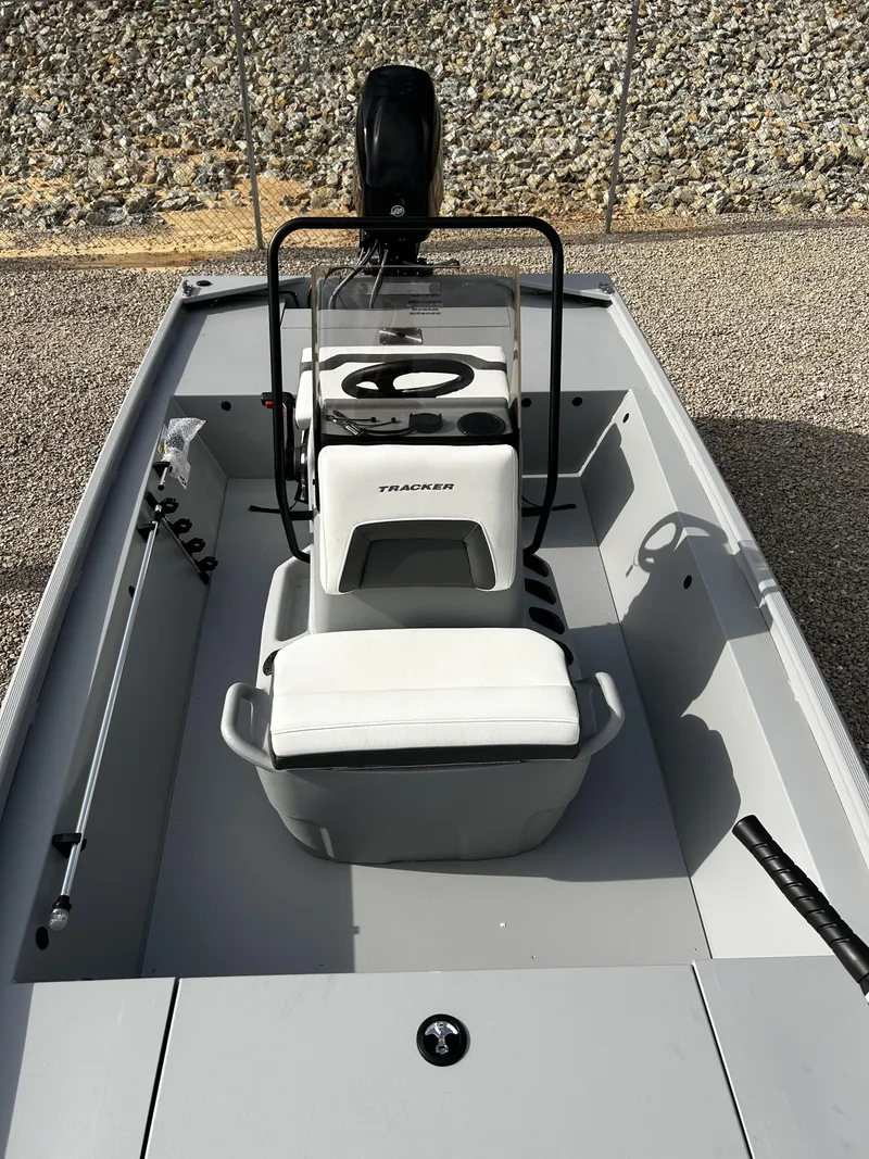 Slide: The Image of Tracker Bass Tracker Classic CC 2026 - 6