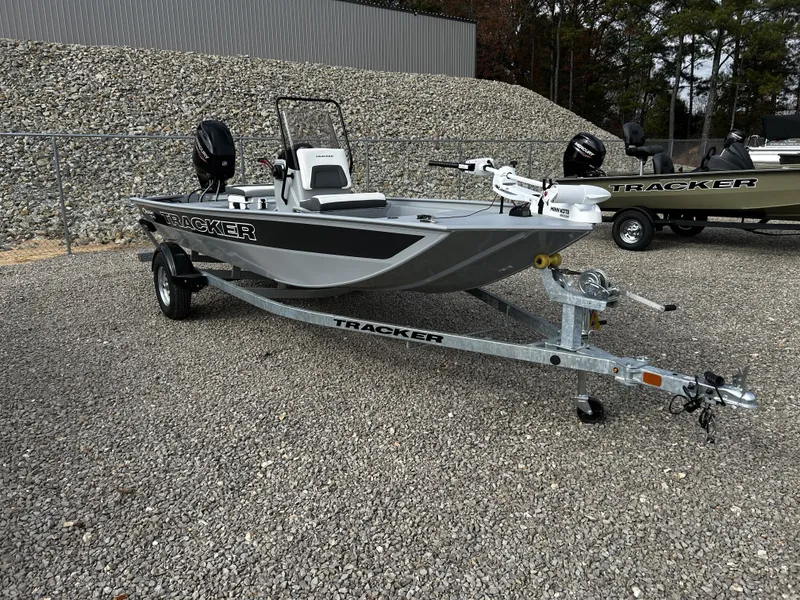 Slide: The Image of Tracker Bass Tracker Classic CC 2026 - 9