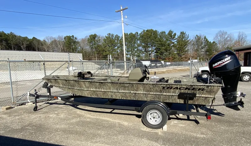 The Image of Tracker Grizzly 1754 SC 2026 - 1