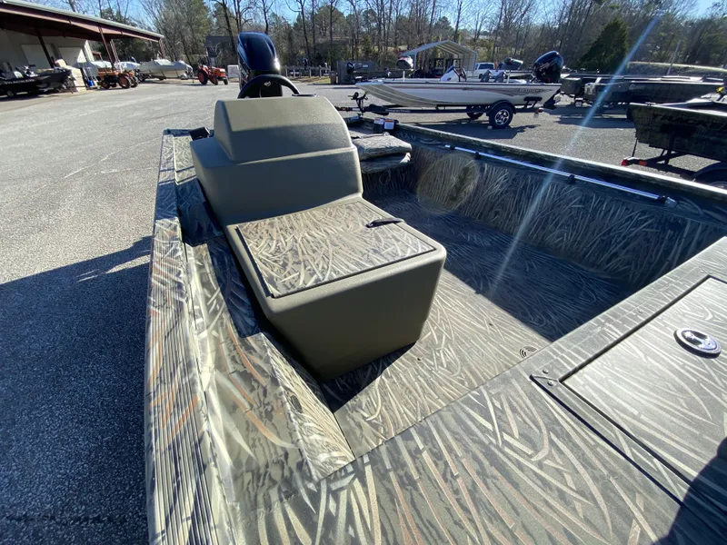 Slide: The Image of Tracker Grizzly 1754 SC 2026 - 10