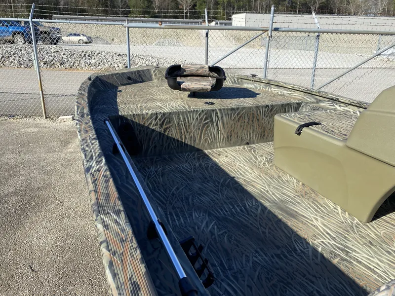 Slide: The Image of Tracker Grizzly 1754 SC 2026 - 3