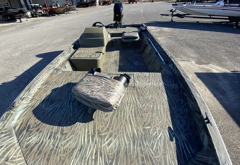 Slide: The Image of Tracker Grizzly 1754 SC 2026 - 4