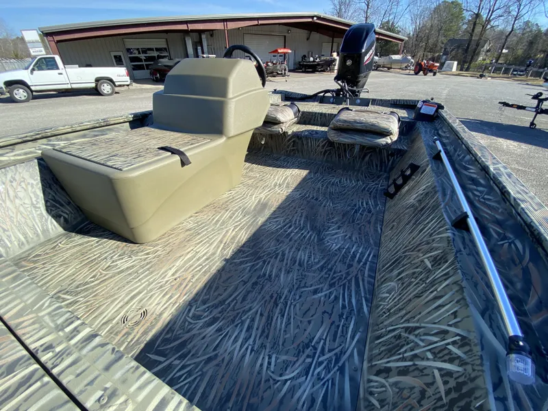 Slide: The Image of Tracker Grizzly 1754 SC 2026 - 5