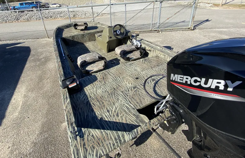 Slide: The Image of Tracker Grizzly 1754 SC 2026 - 9