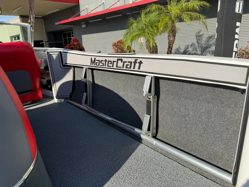 Slide: The Image of MasterCraft ProStar 2020 - 14