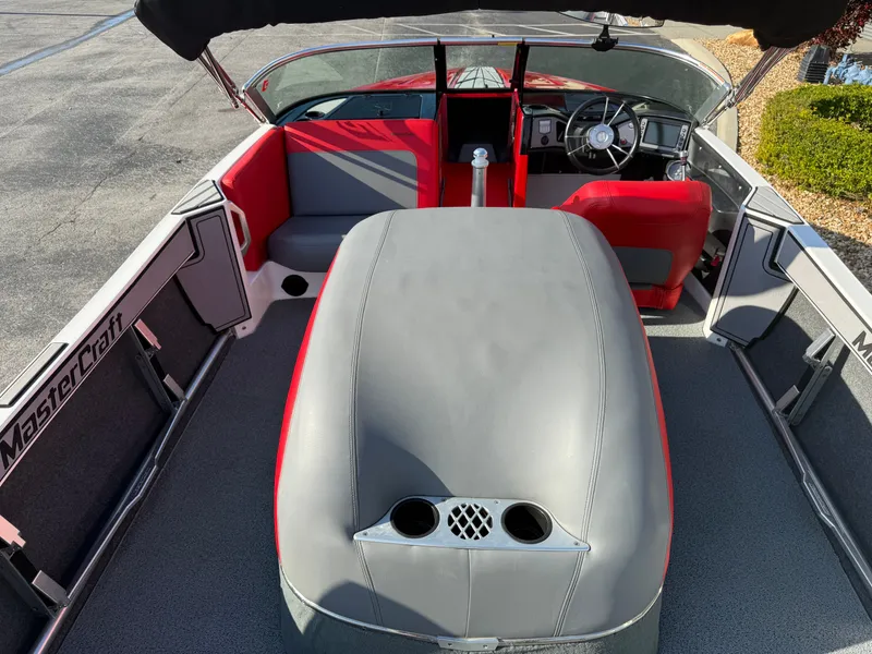 Slide: The Image of MasterCraft ProStar 2020 - 16