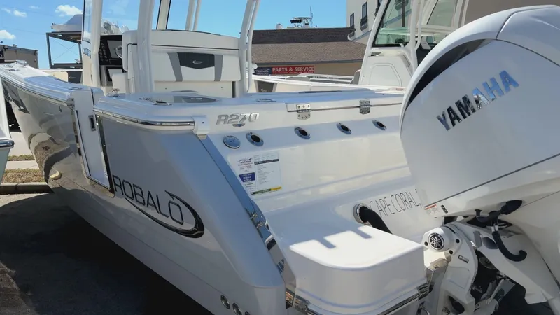 Slide: The Image of Robalo R270 CC 2024 - 10