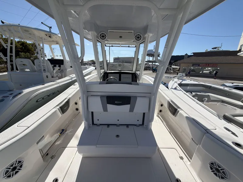 Slide: The Image of Robalo R270 CC 2024 - 14