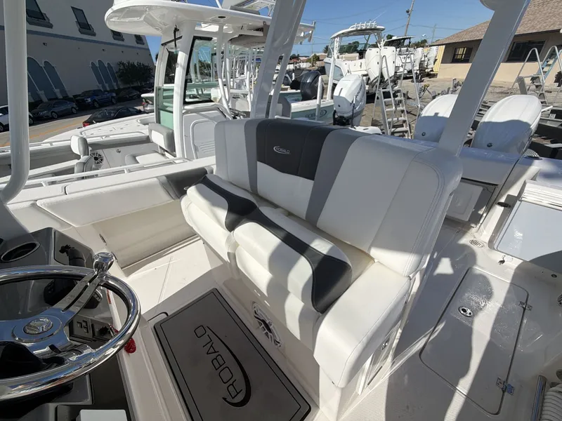 Slide: The Image of Robalo R270 CC 2024 - 16