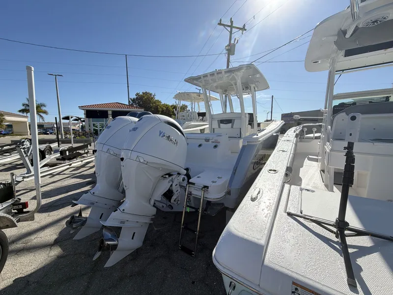 Slide: The Image of Robalo R270 CC 2024 - 4