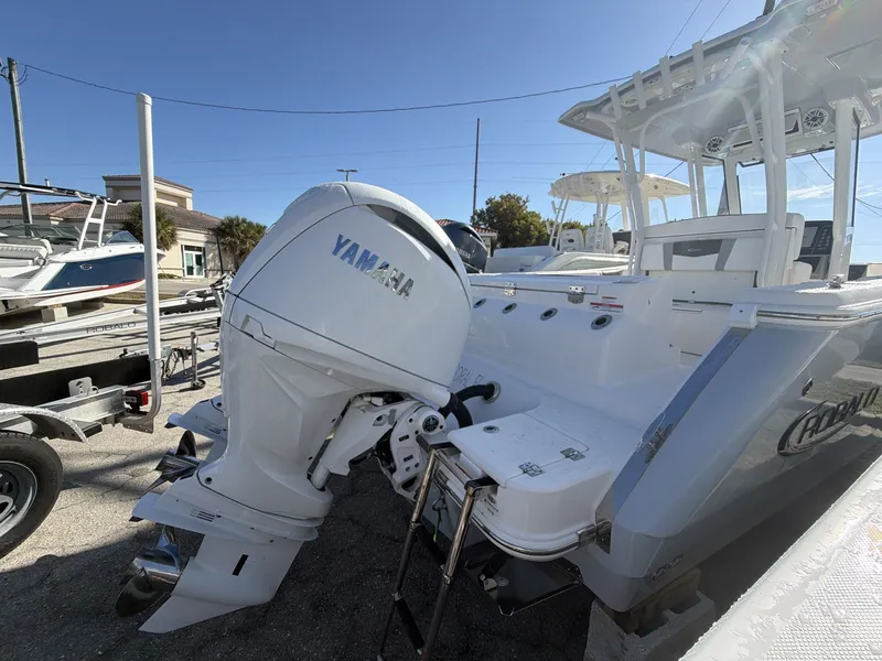 Slide: The Image of Robalo R270 CC 2024 - 5