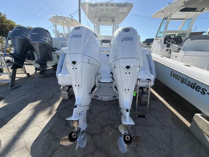 Slide: The Image of Robalo R270 CC 2024 - 6