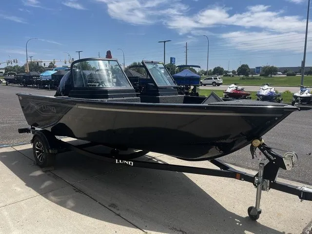 Slide: The Image of Lund 1650 Rebel XL Tiller 2026 - 10