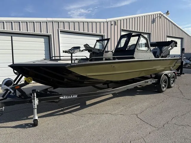 Slide: The Image of SeaArk Pro Cat 240 2026 - 2