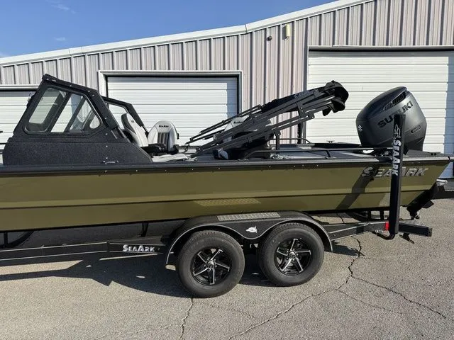 Slide: The Image of SeaArk Pro Cat 240 2026 - 5