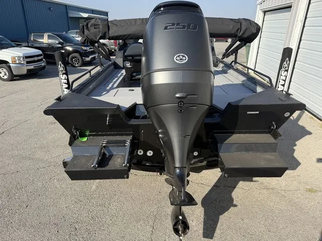 Slide: The Image of SeaArk Pro Cat 240 2026 - 6