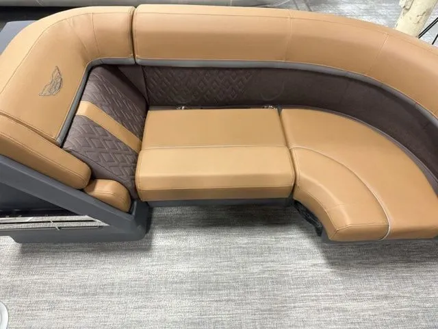 Slide: The Image of Bennington 22ML Tri Toon Pontoon 2026 - 10