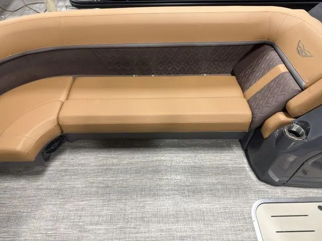 Slide: The Image of Bennington 22ML Tri Toon Pontoon 2026 - 11