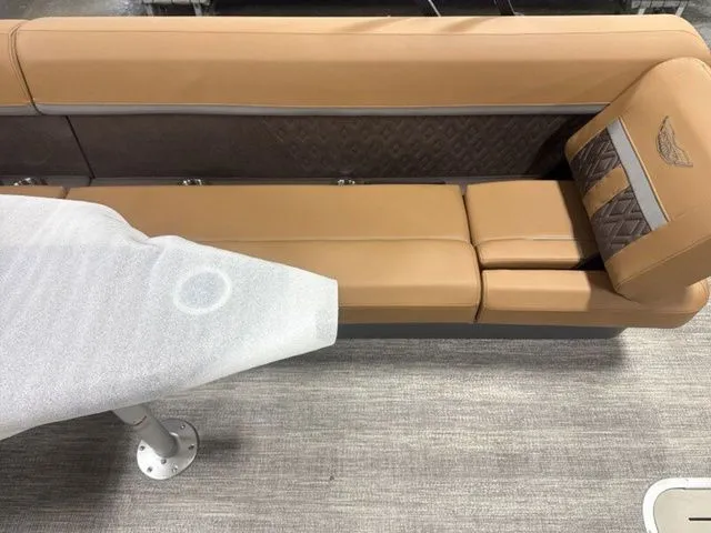 Slide: The Image of Bennington 22ML Tri Toon Pontoon 2026 - 12