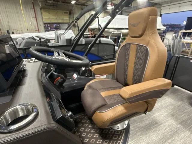 Slide: The Image of Bennington 22ML Tri Toon Pontoon 2026 - 15