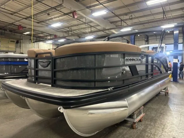 Slide: The Image of Bennington 22ML Tri Toon Pontoon 2026 - 3